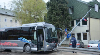 Sisak: Zbog skliskog kolnika autobus Čazmatransa zabio se u stup javne rasvjete