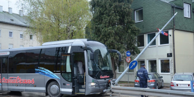 Sisak: Zbog skliskog kolnika autobus Čazmatransa zabio se u stup javne rasvjete