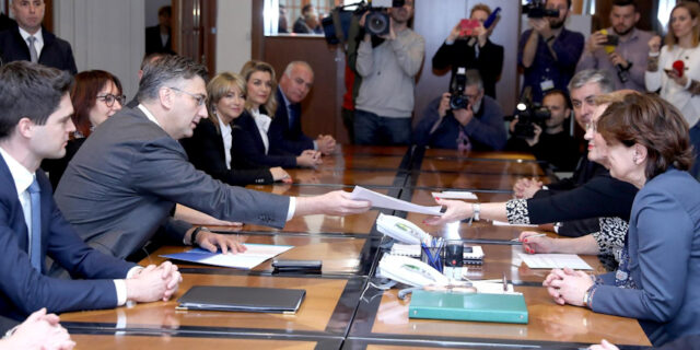 Zagreb: Članovi HDZ-a predali DIP-u kandidacijske liste za EU parlament