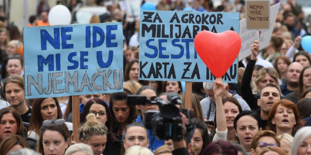 Zagreb: Nekoliko tisuća medicinskih sestara krenulo prema Trgu svetog Marka