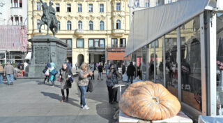 Zagreb: Na glavnom Trgu izložena bundeva od 580 kilograma – najveća je u 2019. godini