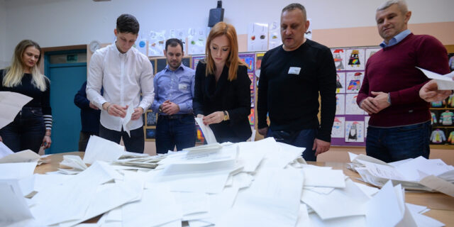 Zagreb: Otvaranje glasačkih kutija i brojanje glasova na biračkim mjestima 153 i 154