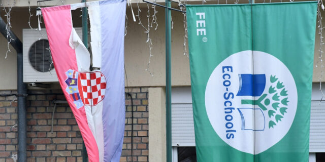 Potrgane i prljave zastave RH na pročeljima državnih institucija