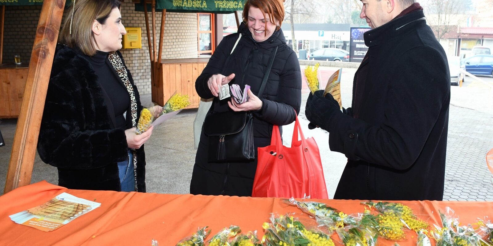 Sisak: Na tržnici organizirana akcija  “Mimozama za žensko zdravlje”