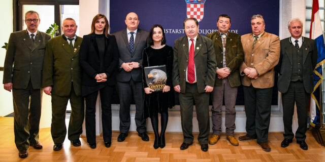 Potpisan ugovor kojim Vlada financira policu osiguranja motornih vozila od naleta na divljač