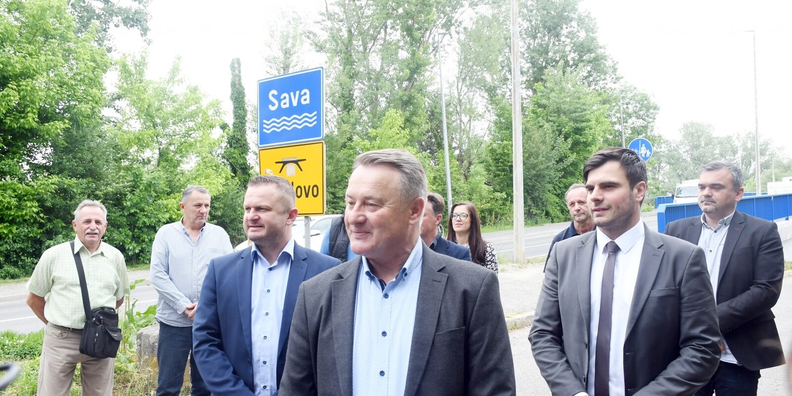 Sisak: Župan Ivo Zinic sa suradnicima obišao je obnovljeni most preko rijeke Save u Galdovu