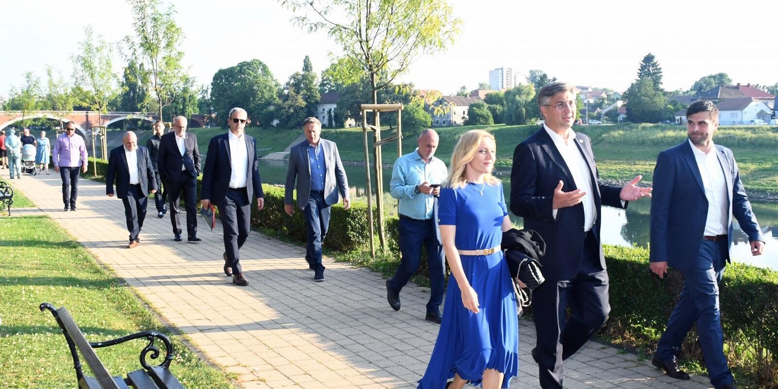 Andrej Plenković posjetio Sisak i družio se s građanima bez preporučene distance