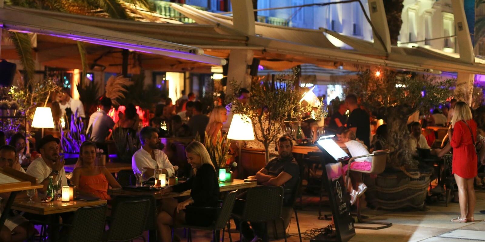 Noćni život na splitskoj rivi u vrhuncu turističke sezone