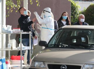 Zagreb: Kolona automobila zbog povećanog broja testiranja osoba na koronavirus