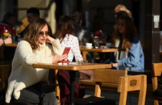 Zagreb: Građani tijekom epidemije uživaju u sunčanom danu na terasama kafića