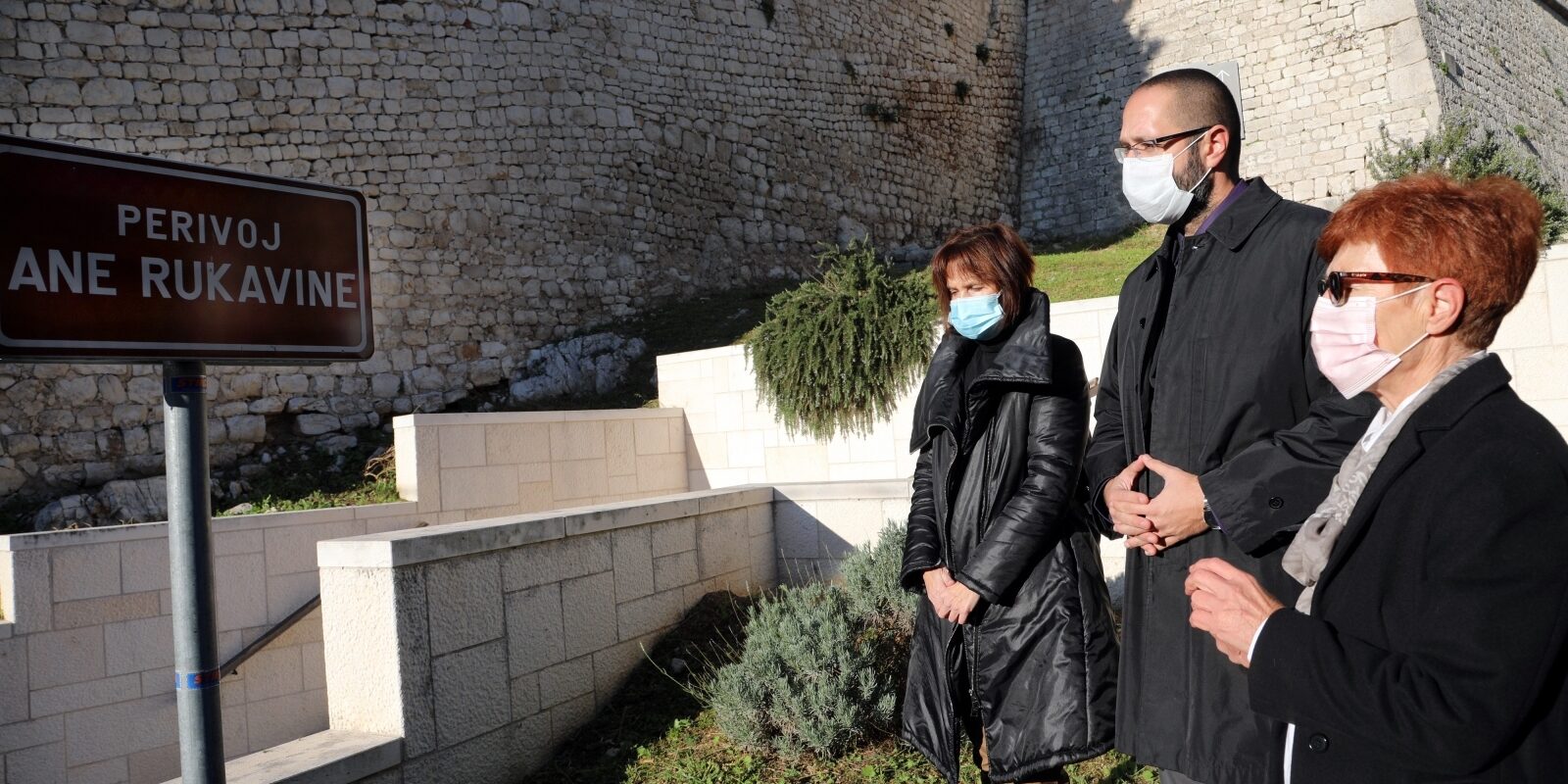 Šibenik: Upaljene svijeće povodom obljetnice smrti Ane Rukavine u perivoju koji nosi njeno ime