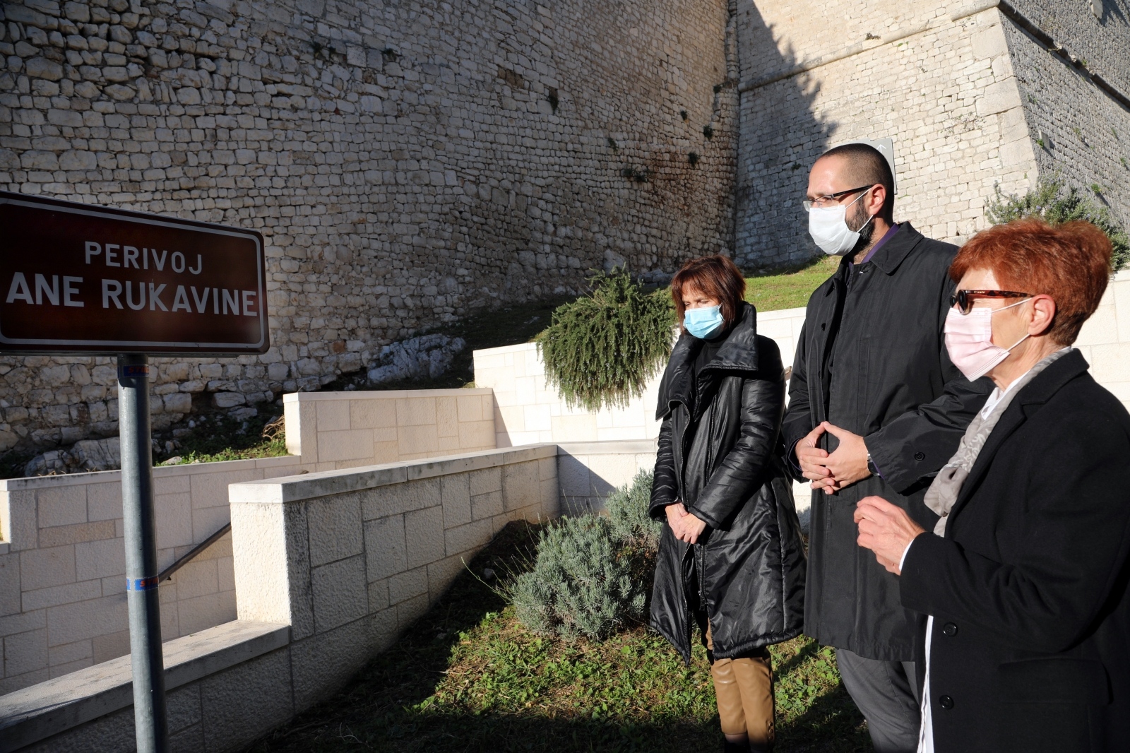 Šibenik: Upaljene svijeće povodom obljetnice smrti Ane Rukavine u perivoju koji nosi njeno ime
