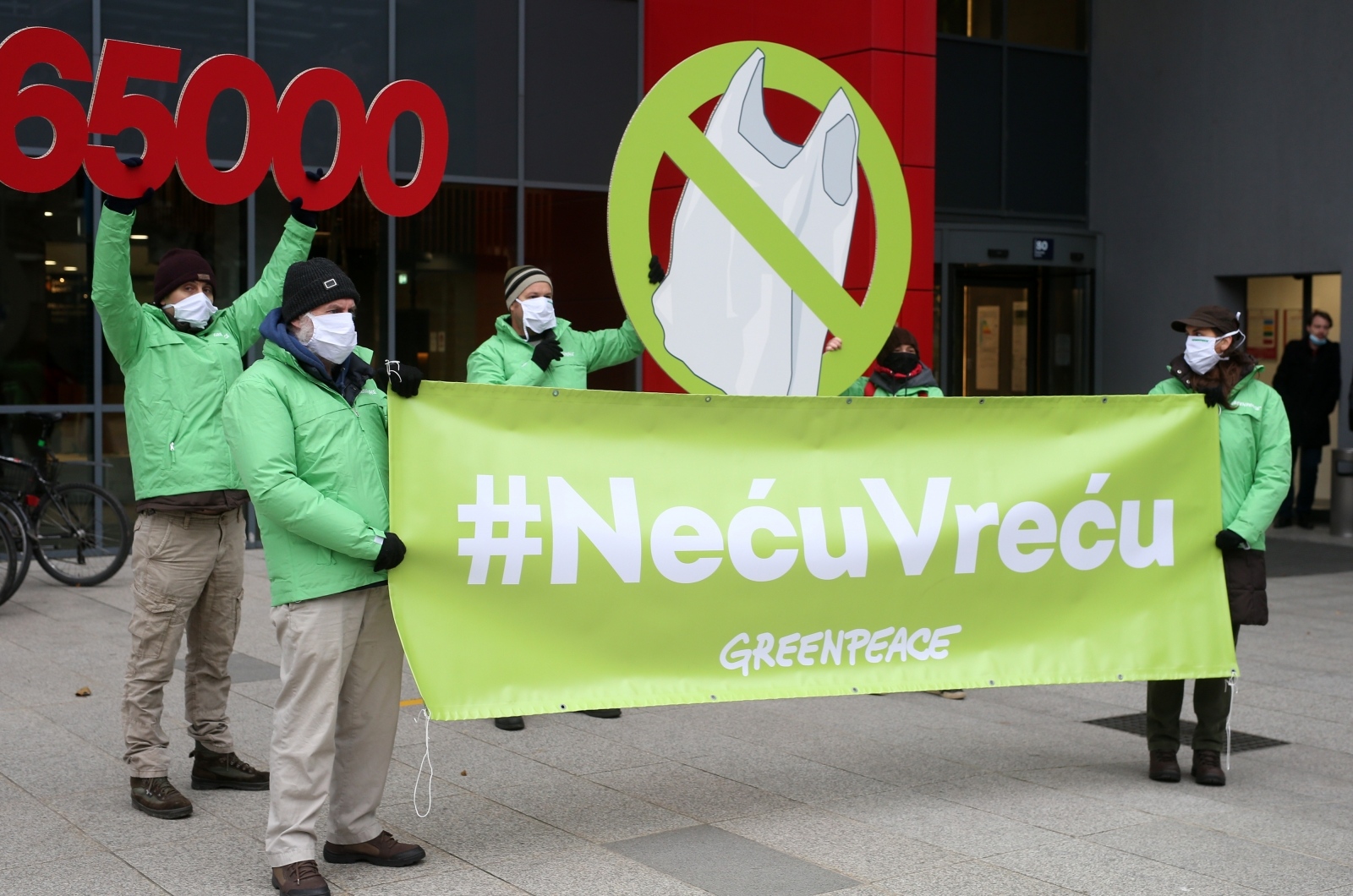 Greenpeace ispred Ministarstva gospodarstva simbolično predao peticiju za zabranu plastičnih vrećica