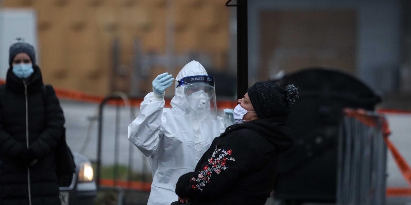 Zagreb: Građani se testiraju na koronavirus u drive in ambulanti u Sigetu