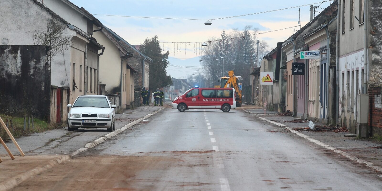 Vrijeme razornog potresa u Glini zauvijek će ostati na ogradi obiteljske kuće