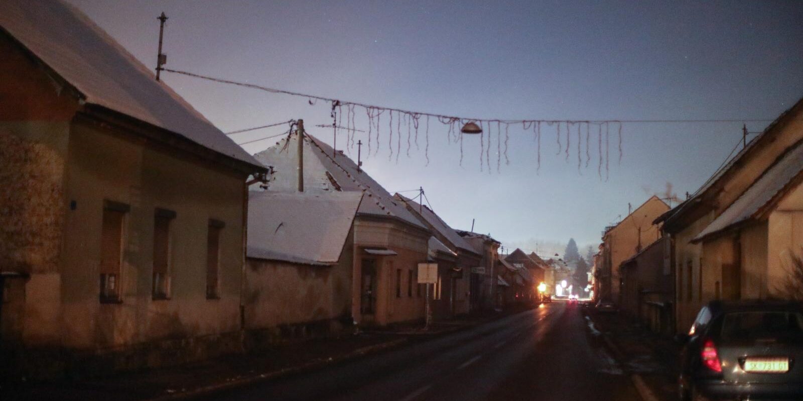Dva tjedna nakon razornog potresa, centar Gline sablasno je prazan