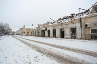 Razrušeni centar Petrinje pdo snijegom