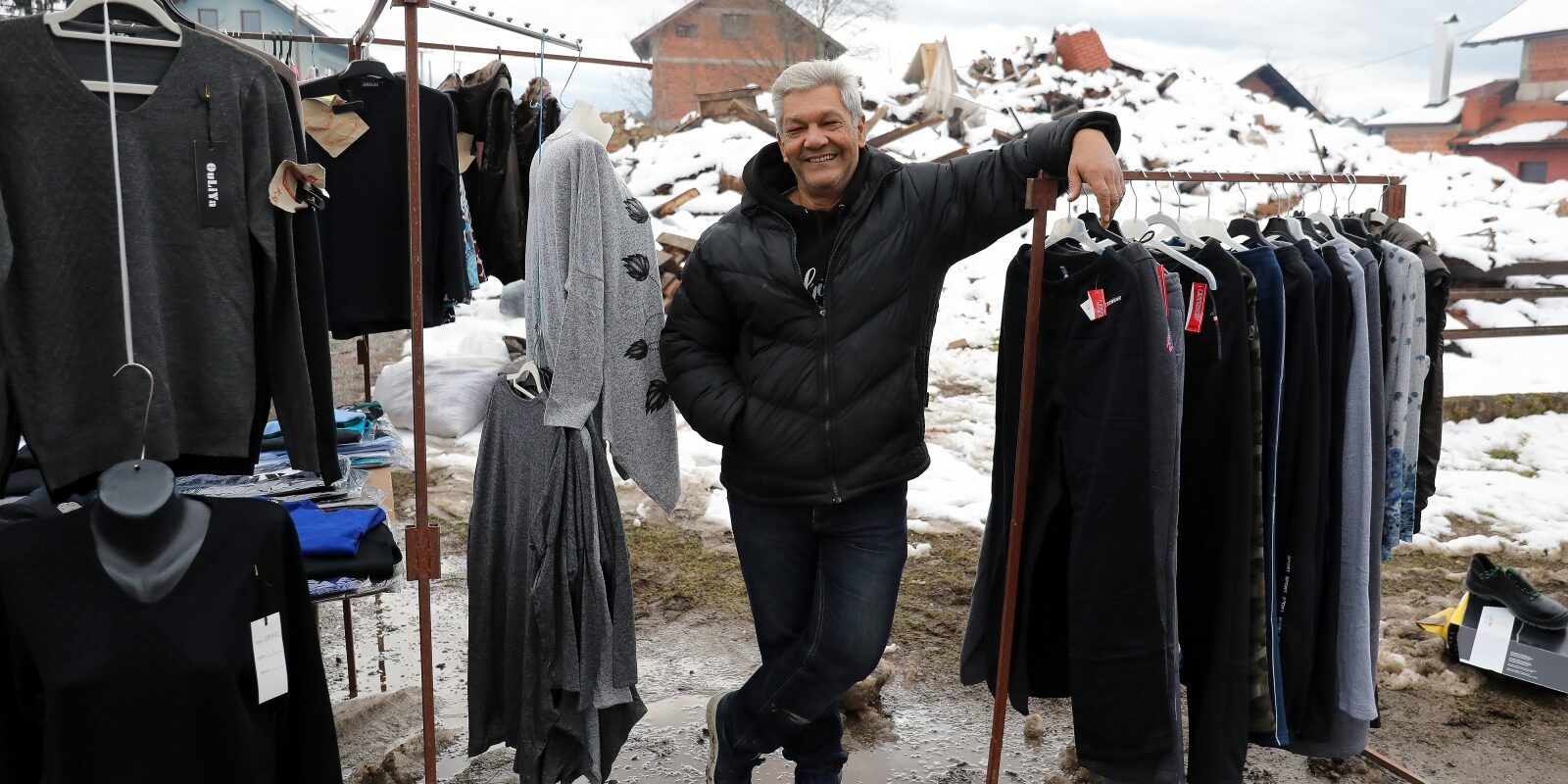 Glina: Trgovac svakodnevno postavlja svoj štand iako je svjestan da nema kupaca