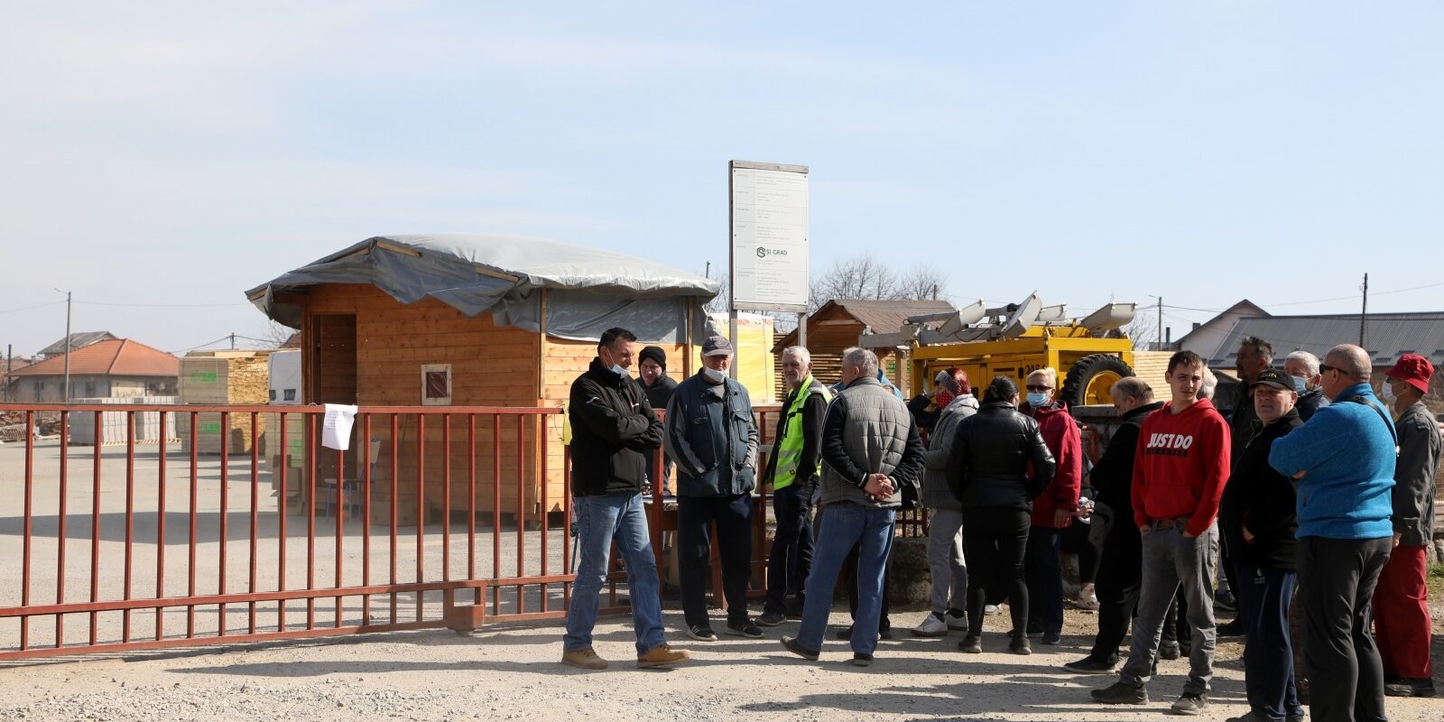Prosvjed u Petrinji, građani se okupili i traže podjelu građevinskog materijala