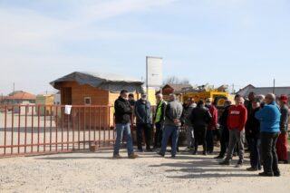 Prosvjed u Petrinji, građani se okupili i traže podjelu građevinskog materijala