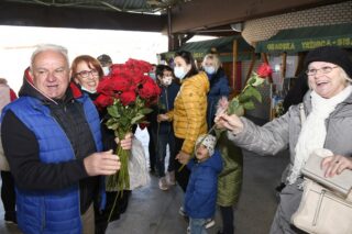 Petrinjski gradonačelnik Dumbović u Sisku ženama dijelio ruže