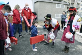 Petrinja: Crveni križ podijelio poklone djeci smještenoj u kontejnerskom naselju