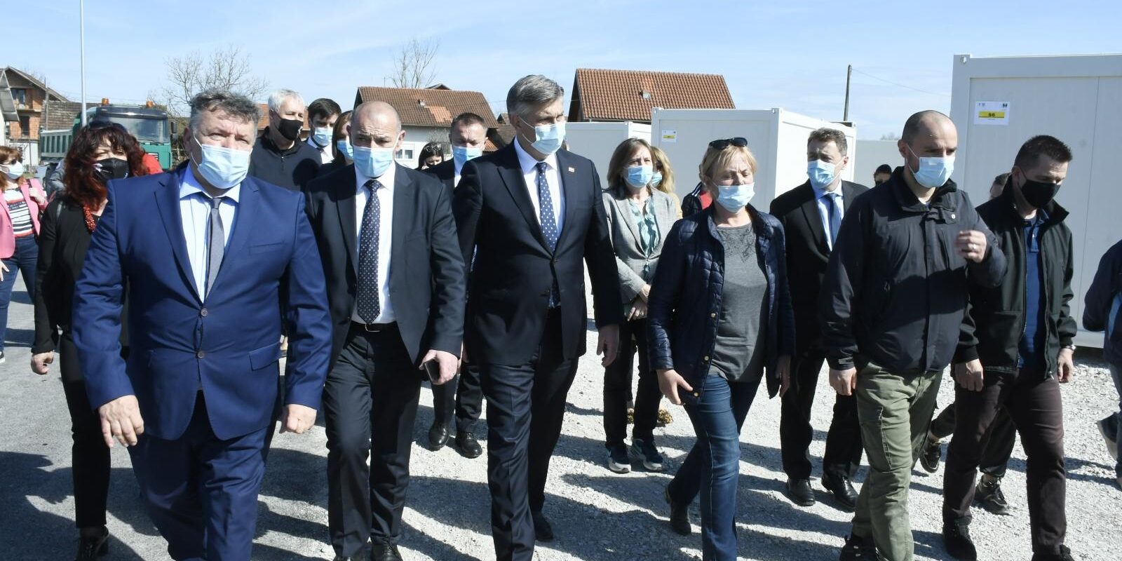Glina: Andrej Plenković obišao kontejnersko naselje Mali dom