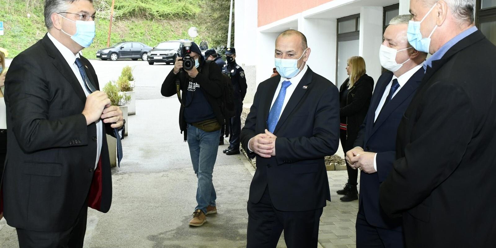 Predsjednik Vlade Plenković na sastanku Stožera civilne zaštite u Topuskom