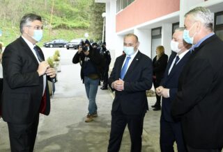 Predsjednik Vlade Plenković na sastanku Stožera civilne zaštite u Topuskom