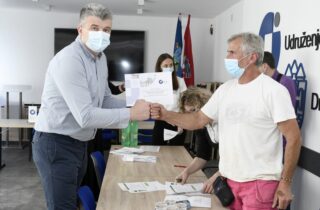 Sisačkim obrtnicima uručeni ugovori o donaciji sredstava iz humanitarne akcije HOK-a