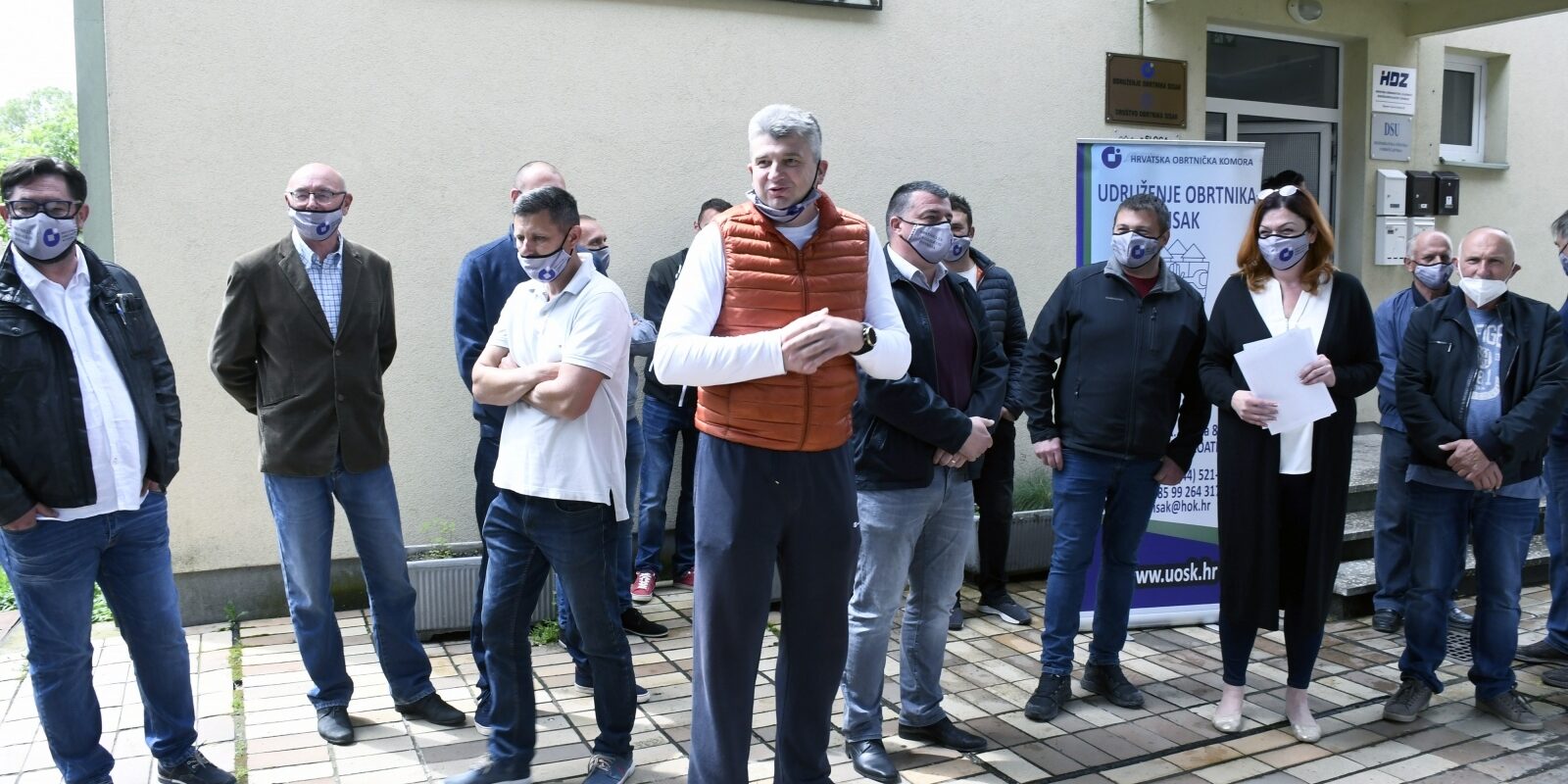 Siščani okupljeni ispred Doma obrtnika traže rješenje za zgrade stradale u potresu