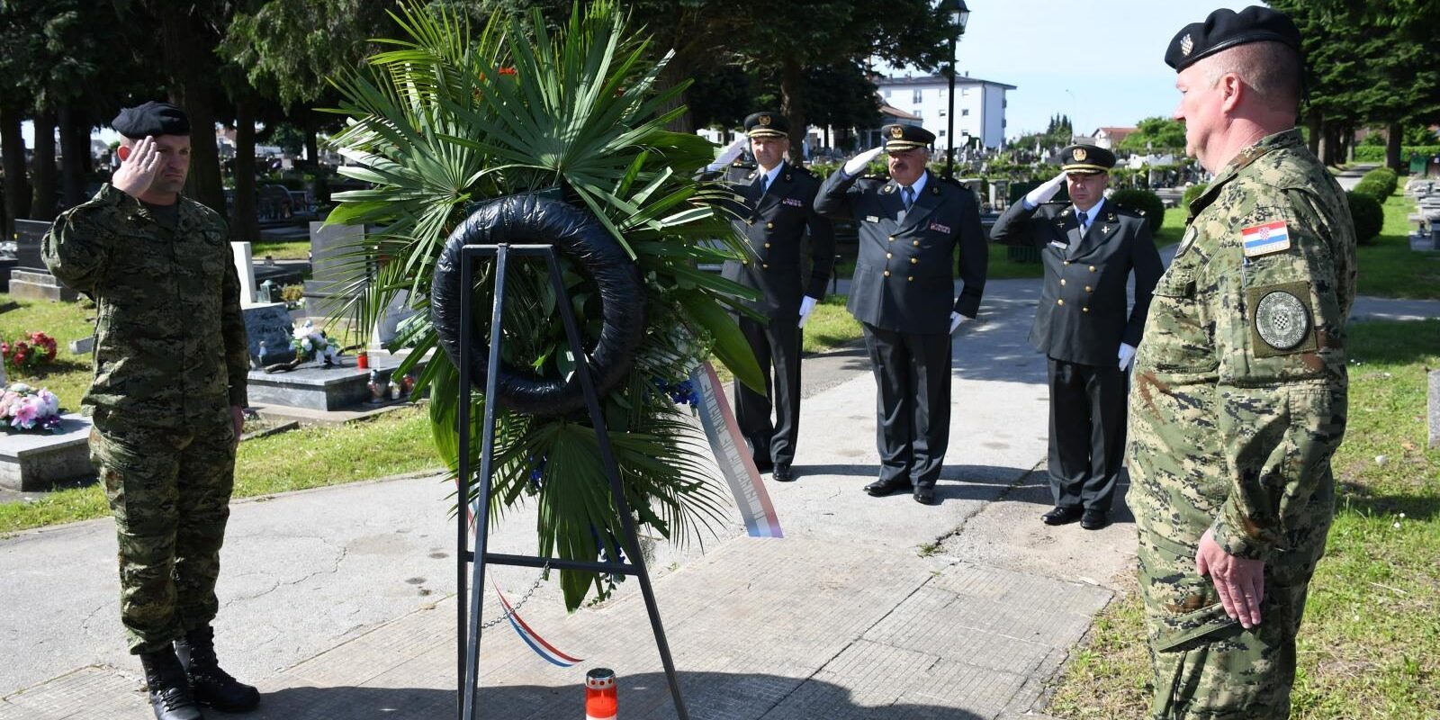 Koprivnica: Polaganje vijenaca i paljenje svijeća na spomen-obilježjima Domovinskog rata