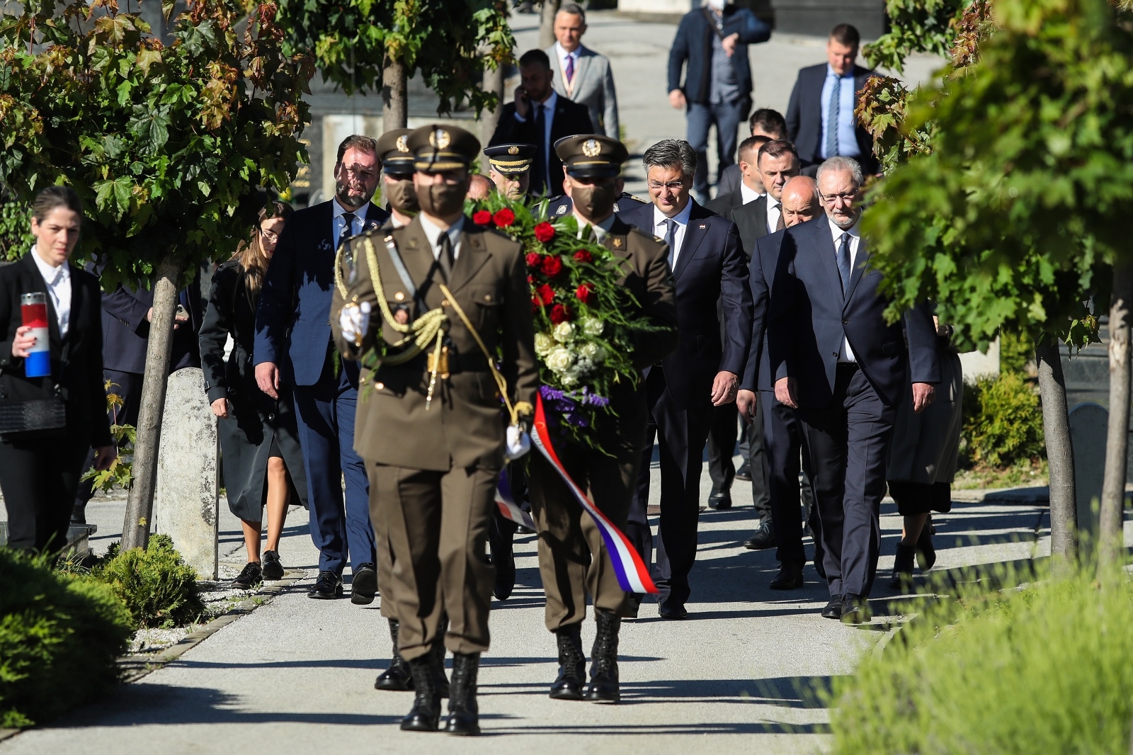 Premijer s ministrima položio vijence na Mirogoju povodom Dana HV-a