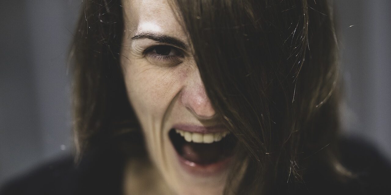 žena ljuta