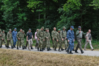 Ministar Banožić s pripadnicima HV-a na hodnji Spačvanskom šumom