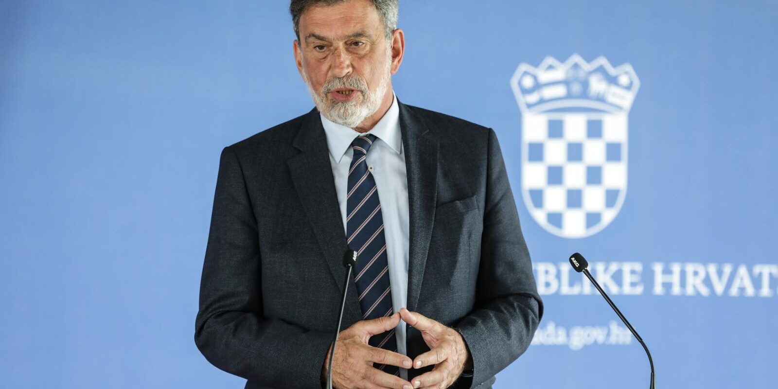 Radovan Fuchs: “Maske ostaju, učenici se mogu miješati, vraćaju se roditeljski sastanci…”