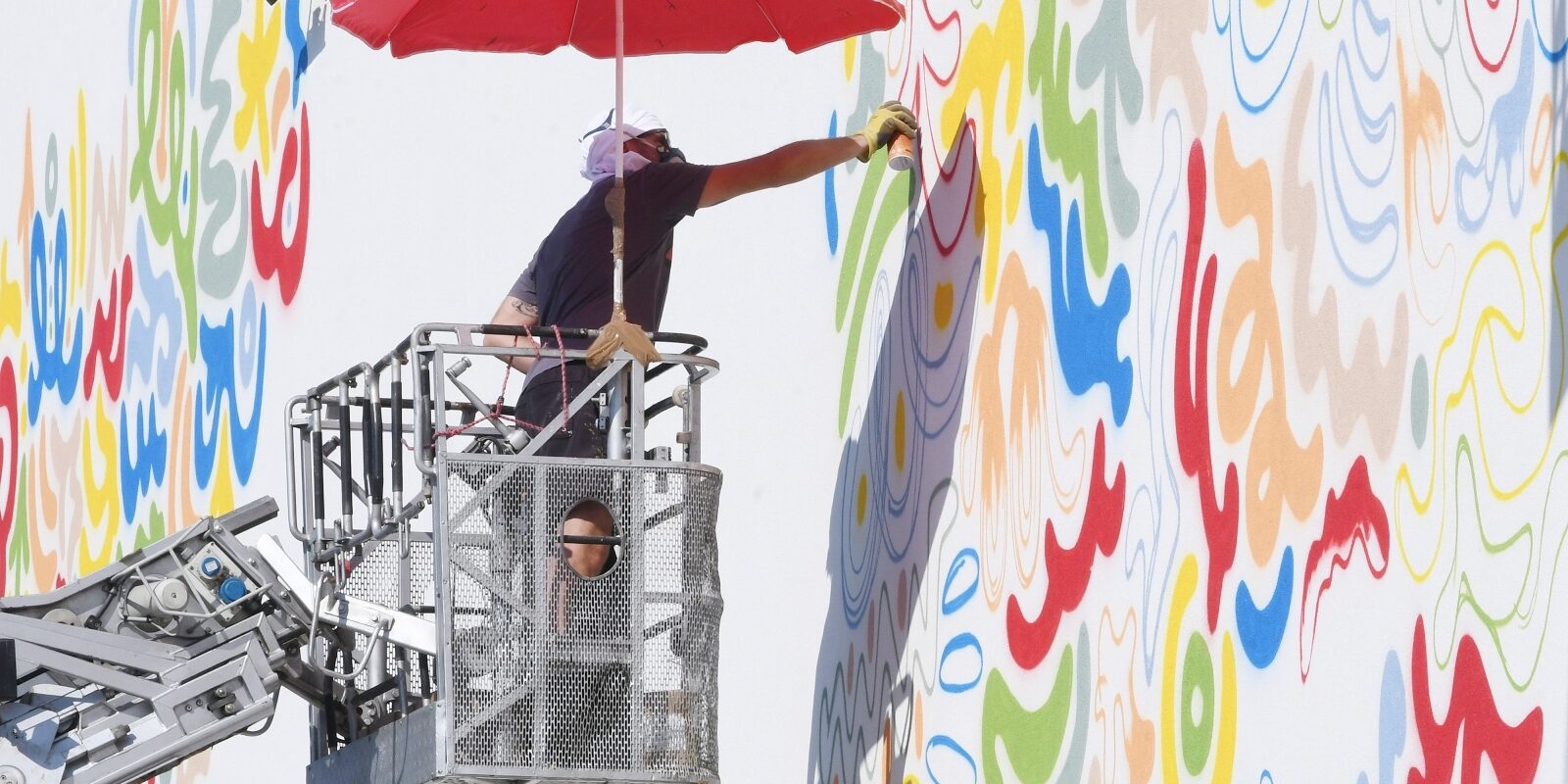 Sisak: Street umjetnik Lunar doveo pomoć kako bi završio mural na pročelju Sportske dvorane