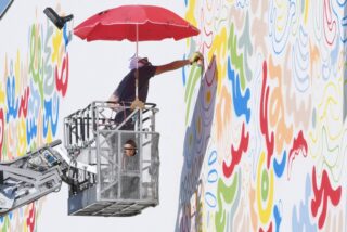 Sisak: Street umjetnik Lunar doveo pomoć kako bi završio mural na pročelju Sportske dvorane