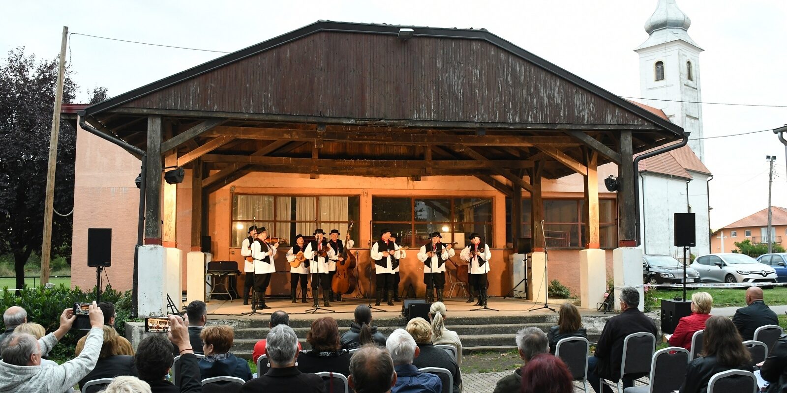 LADO održao koncert ispred OŠ “Braća Radić” u Martinskoj Vesi