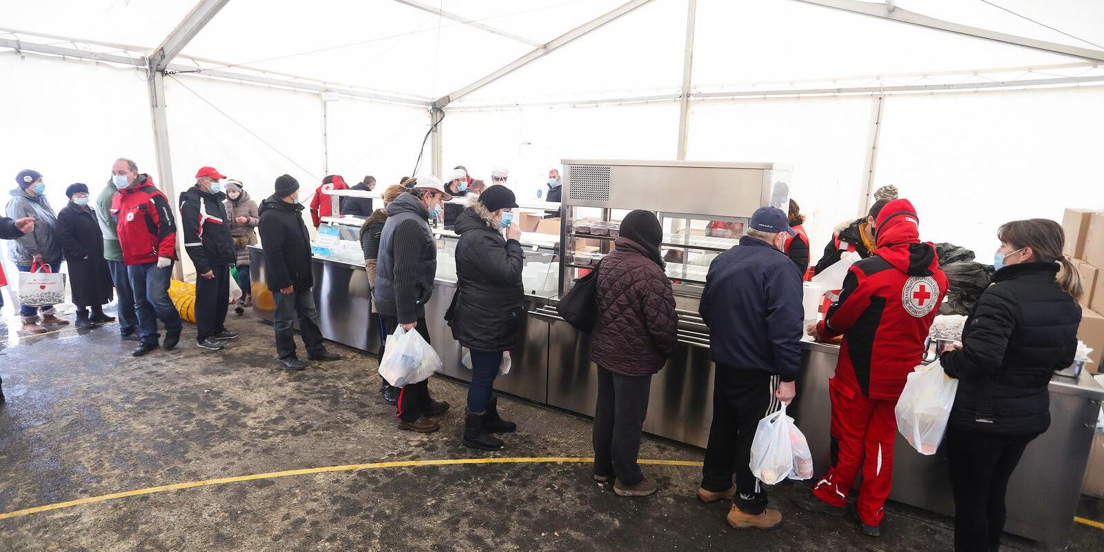 Djelatnici tvrtke Pleter gradjanima hranu dijele na novoj lokaciji u Petrinji