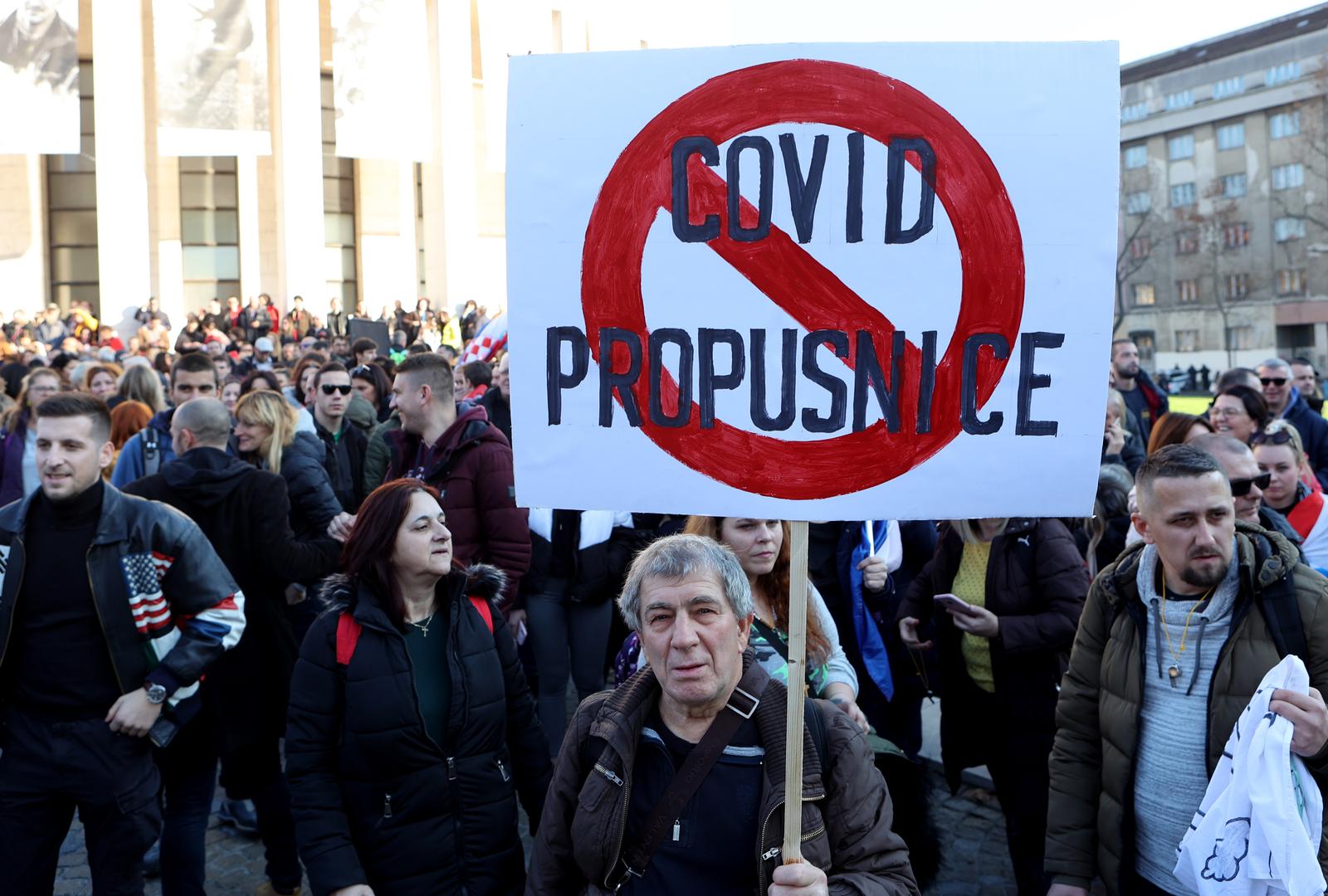 Zagreb: Okupljanje prosvjednika protiv COVID potvrda na Trgu žrtava fašizma