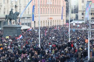 Pogled iz zraka na veliki prosvjed u Zagrebu protiv COVID potvrda koji je okupio tisuće prosvjednika