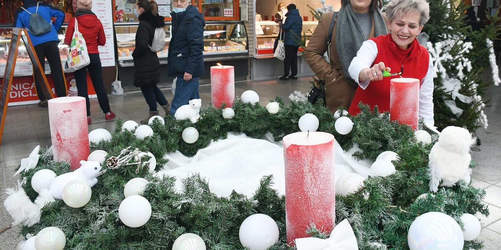 Sisak: Na Gradskoj tržnici zapaljena je druga svijećica na adventskom vijencu