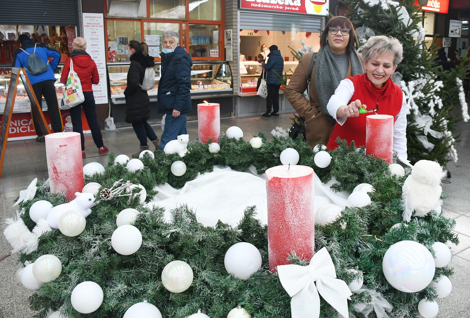 Sisak: Na Gradskoj tržnici zapaljena je druga svijećica na adventskom vijencu