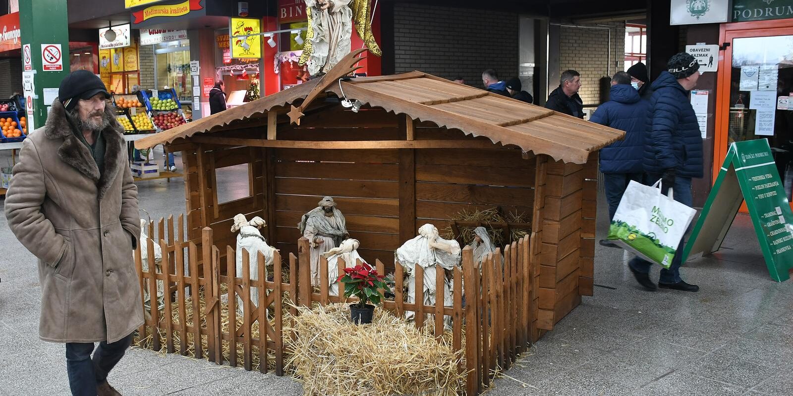 Sisak: I ove godine ispred tržnice postavljene su drvene jaslice obitelji Dumbović