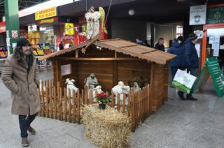 Sisak: I ove godine ispred tržnice postavljene su drvene jaslice obitelji Dumbović