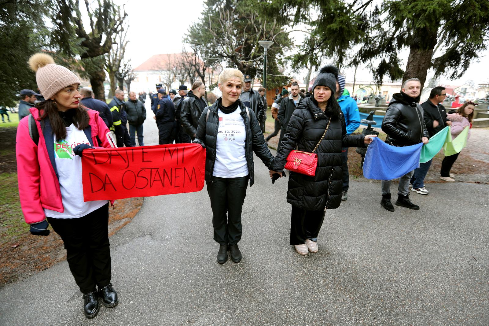 Petrinjci dočekali Plenkovića s transparentima, dali mu do znanja da nije dobrodošao