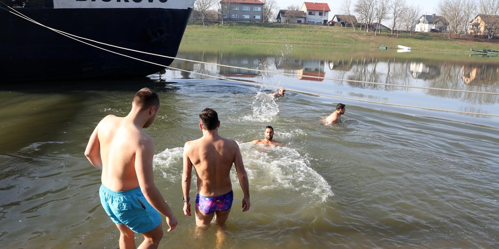 Tradicionalno novogodišnje kupanje u rijeci Kupi u Sisku