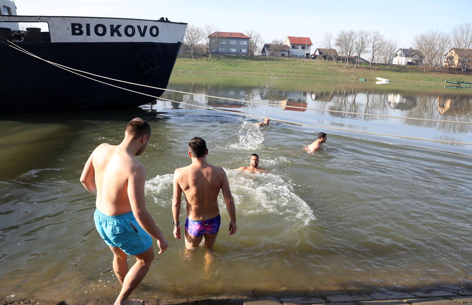 Tradicionalno novogodišnje kupanje u rijeci Kupi u Sisku