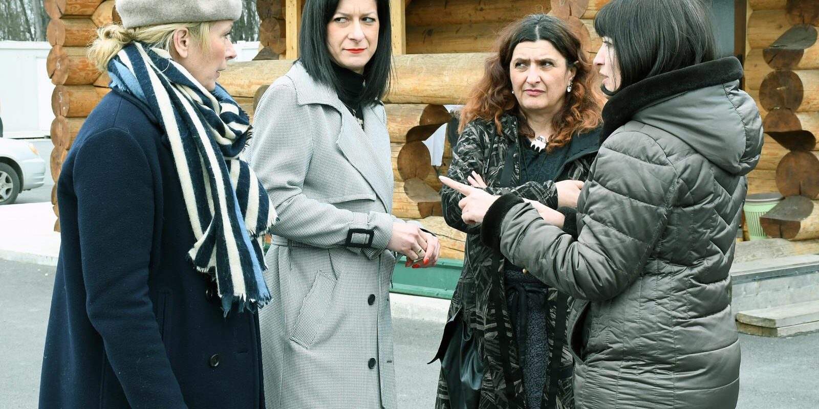 Gradonačelnica Petrinje Magdalena Komes s predstavnicima EBRD-a obišla je Udrugu IKS u kontejnerskom naselju u Mošćenici